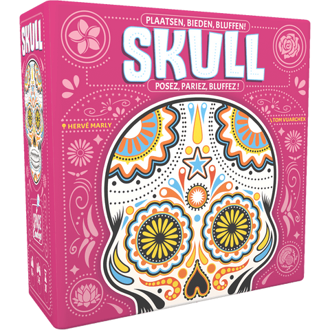 The Skull NL/FR bluffen bordspel by Space Cowboys has a pink box with ornate skull art inspired by Dia de los Muertos, Dutch and French text, and designer Hervé Marly’s name on the front.